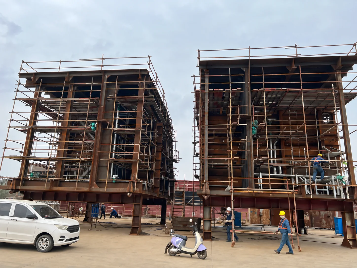 Superstructure blocks with scaffolding